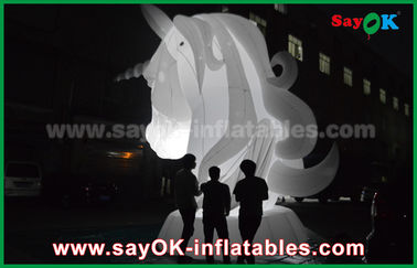 شخصيات الكرتون المضخمة الأبيض الكامل أوكسفورد القماش الحصان المضخم وحيد القرن مع الضوء LED